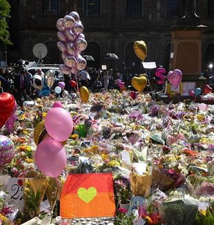 St. Ann's Square tributes and memorials, Manchester, May 2017 (via Wikimedia Commons)
